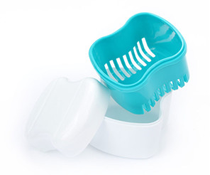 Clean Care แปรงทำความสะอาดฟันปลอมและกล่องใส่รีเทนเนอร์ Denture Bath Case Cup